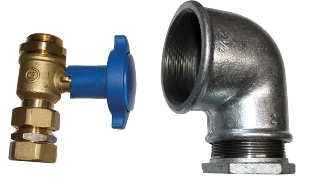 KFE-Hahnset, bestehend aus einem verchromten rechteckigen Armaturenteil mit blauer Kappe und einem gebogenen Rohrteil aus Metall, hergestellt von Wolf.